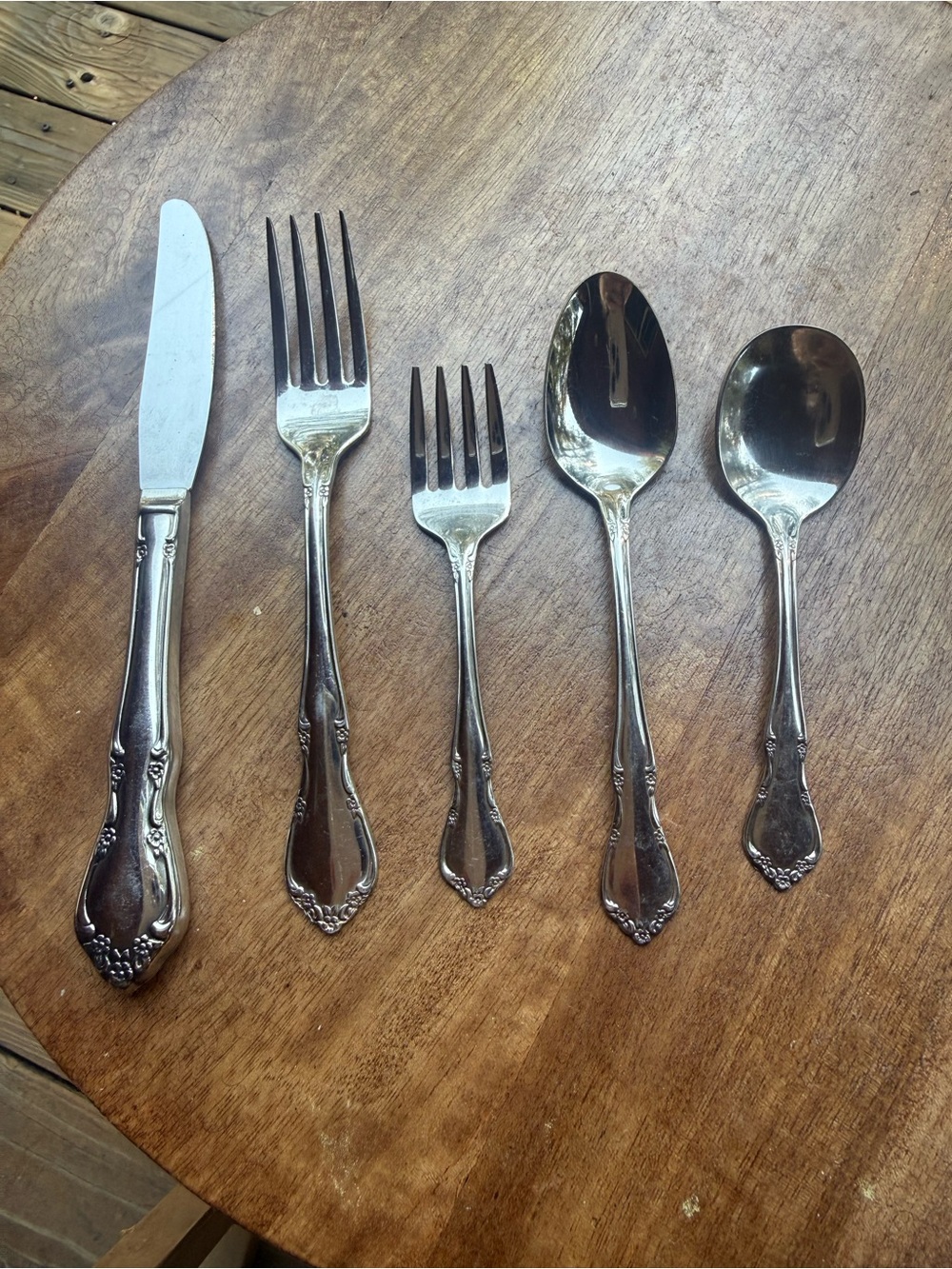 Oneida Silver-Tone Decorative Handle 5-Piece Flatware Set